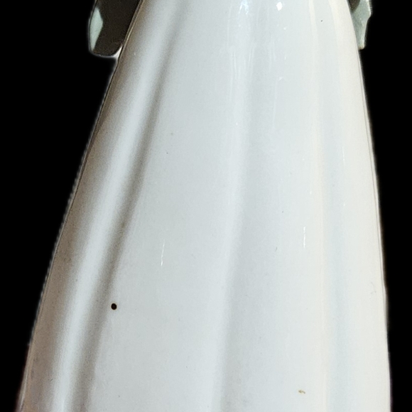 Vintage Set of 3 bud vases with raised flower in different sizes and patterns. - Picture 7 of 16